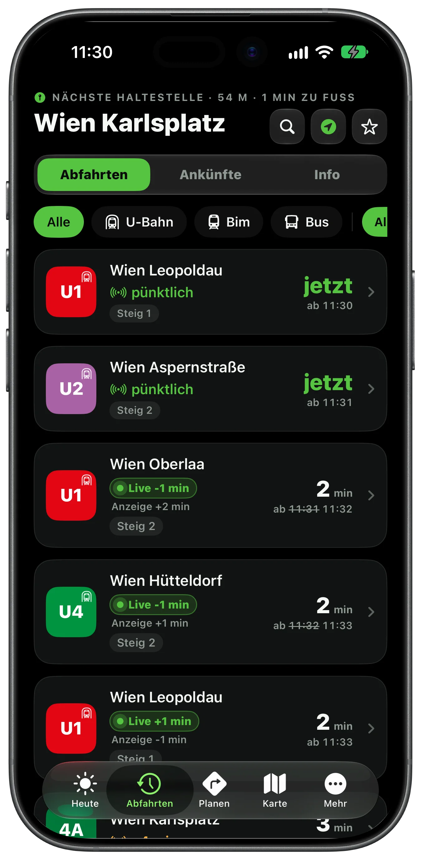 Abfahrtstafel in ÖffiGo für die Haltestelle Wien Karlsplatz mit Filtern nach U-Bahn, Bim und Bus. Die U1 nach Oberlaa zeigt Live minus eine Minute, darunter die Anzeige des Betreibers plus zwei Minuten.